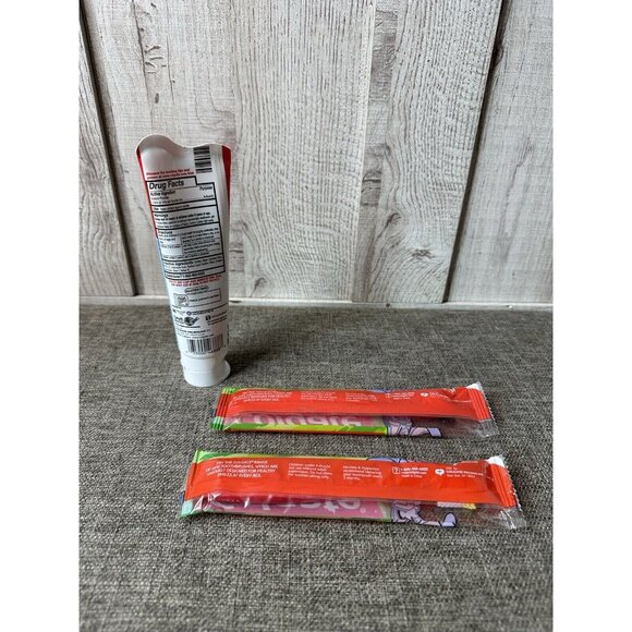 Colgate Fluoride Toothpaste Wonder Woman Mild Bubble Fruit & 2 Toothbrushes - Picture 2 of 2